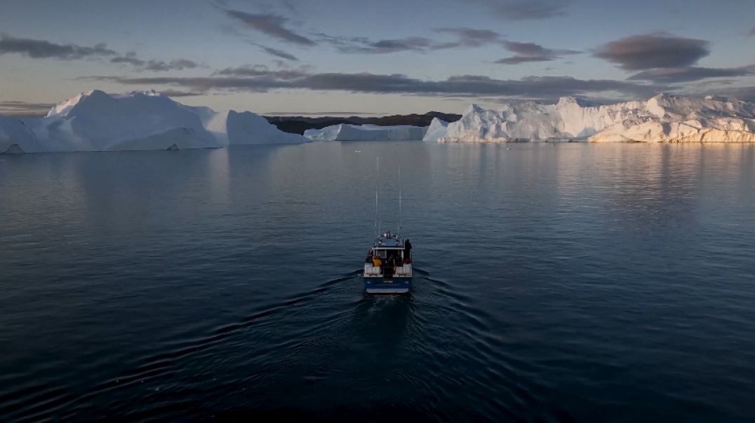 ⁣The Majestic World of Glaciers – Nature’s Frozen Giants