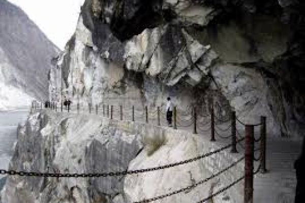 Trekking the Tiger Leaping Gorge: A Journey Along the Yangtze
